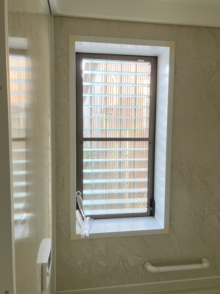 一時期流行ったルーバー窓は浴室では断熱性が全くない窓です。<br />
ヒートショックを考えると危険な窓です！！