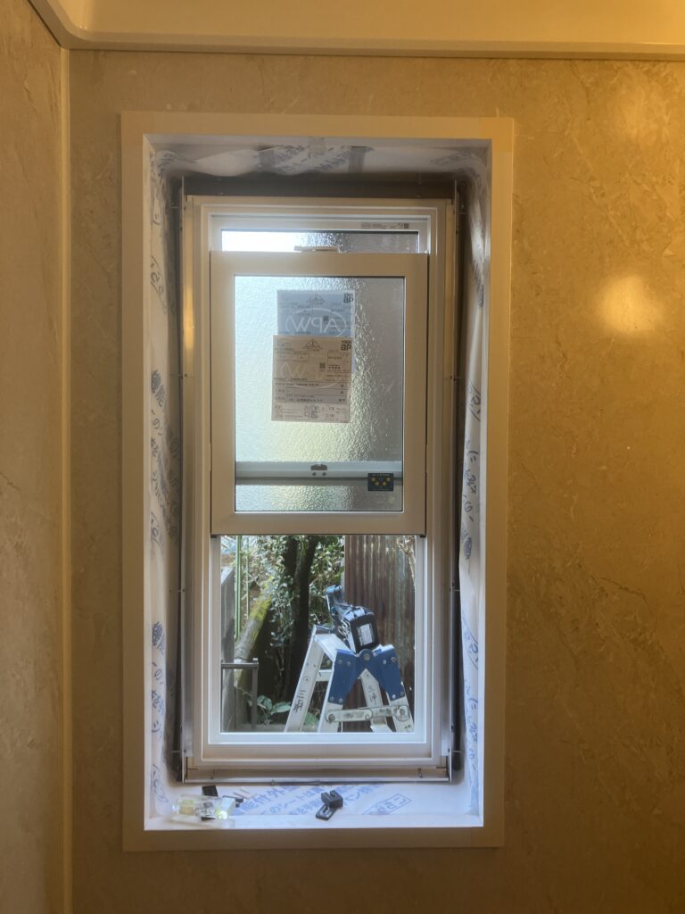 浴室<br />
カバー工法の施工中<br />
気密シートを巻いて新しい窓を固定する所です！