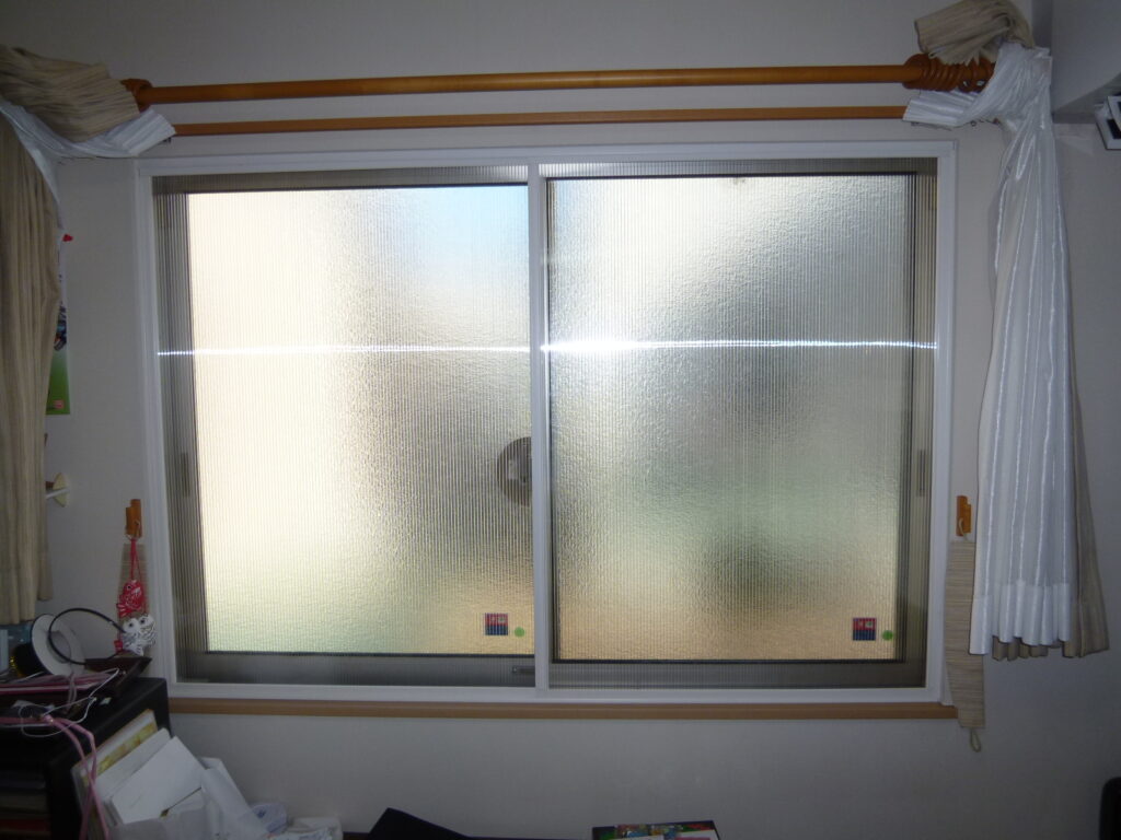 腰窓<br />
お客様で簡易的な内窓を設置しておりました。