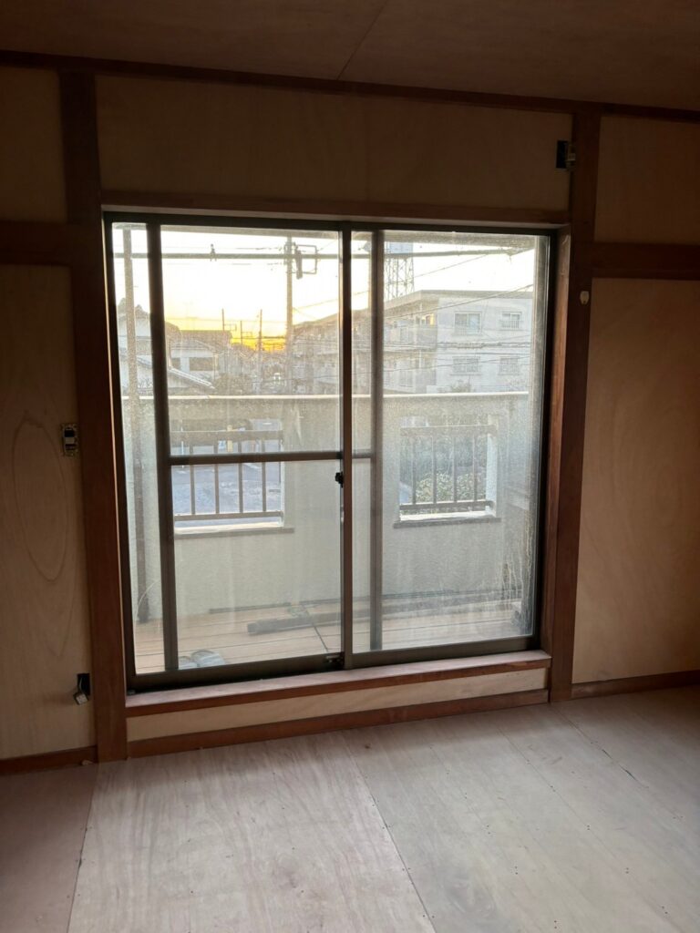 2階　旧和室：引き違い窓