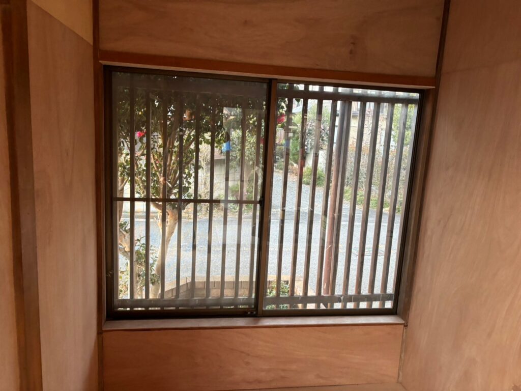 旧和室：腰窓　引違い窓