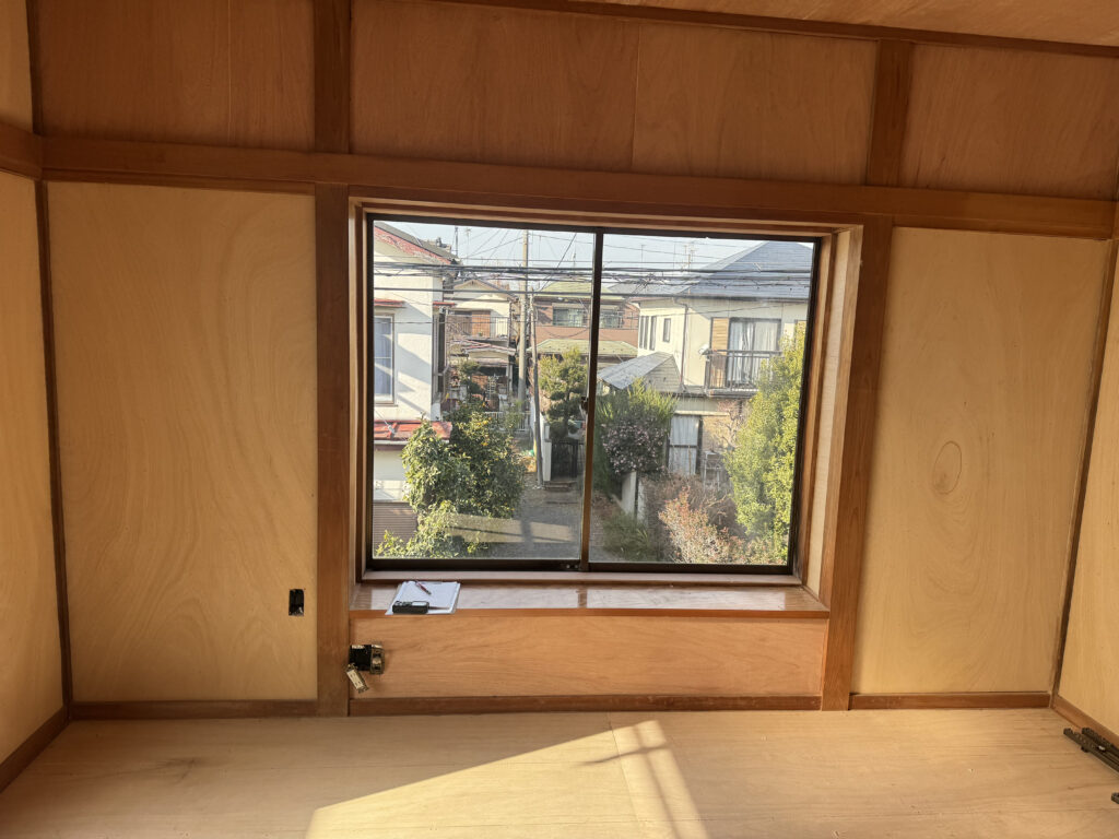 2階　旧和室：引き違い窓